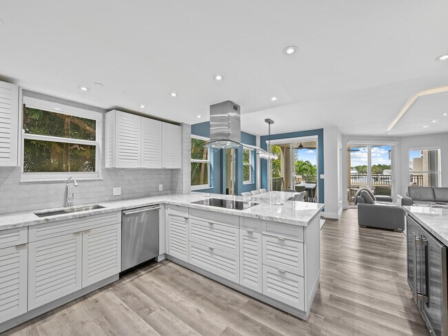 Building Photo - 1050 Seminole Dr Unit 2A