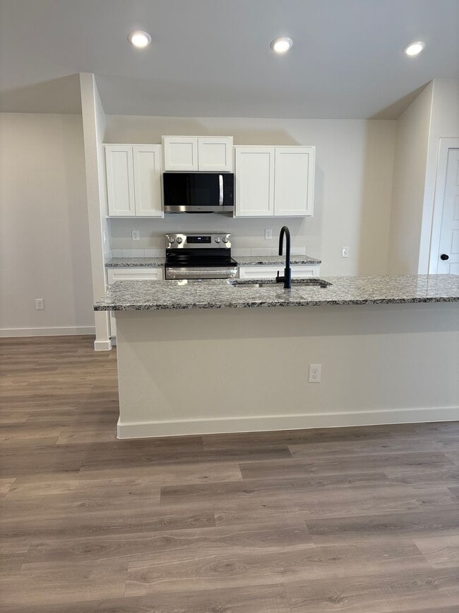 Photo - $500 OFF first months rent ask us today!!!! Willowbend for the Holidays!