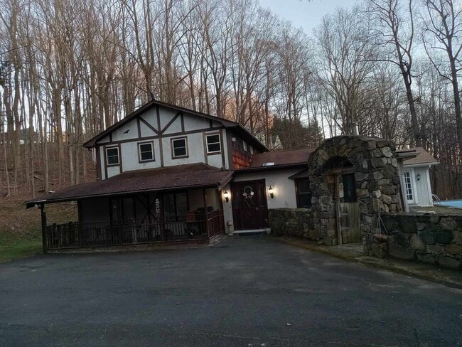 Building Photo - 4 Zinn Rd