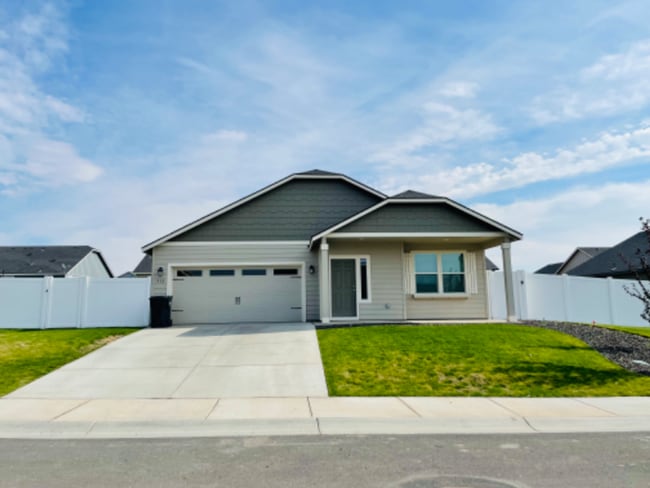 Charming 3 Bed/2 Bath Single Family Home i... - Charming 3 Bed/2 Bath Single Family Home i...