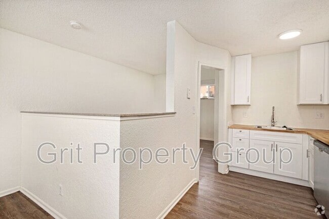Building Photo - 2324 NE 70th St Rental