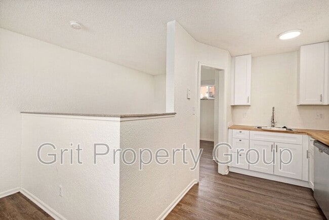 Photo - 2324 NE 70th St Casa