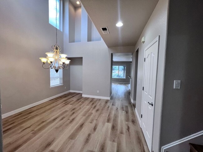 Photo - 590 Roseben Dr