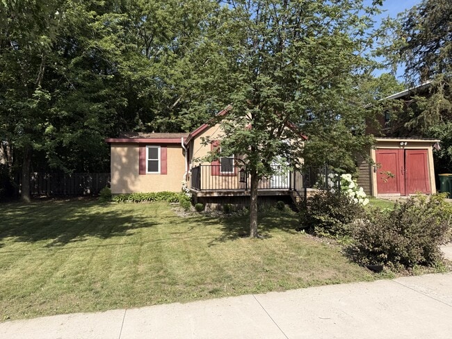 Building Photo - 814 Owens St N