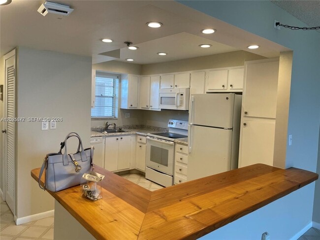 Building Photo - 3100 W Rolling Hills Cir Unit 502