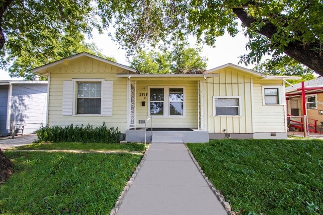 Building Photo - Close to Local Amenities and Downtown