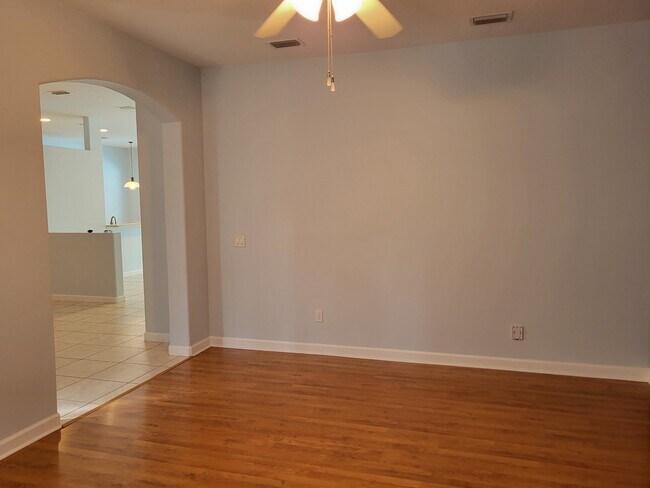 Photo - 5105 East 1st Square SW