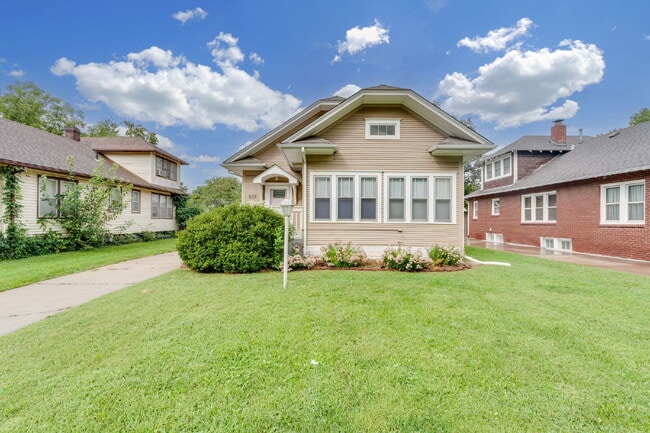 Building Photo - Charming 3-bedroom, 2-bathroom Bungalow st... Rental