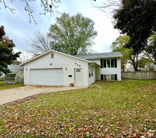 Building Photo - NE Rochester MN 4 Bedroom 2 Full Bathrooms... Rental