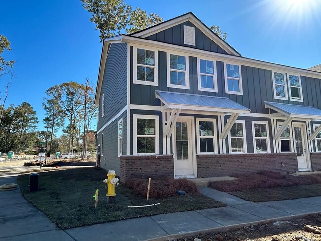 Building Photo - 3 Bedroom 2.5 Bathroom Townhouse in Windward Village - Summerville