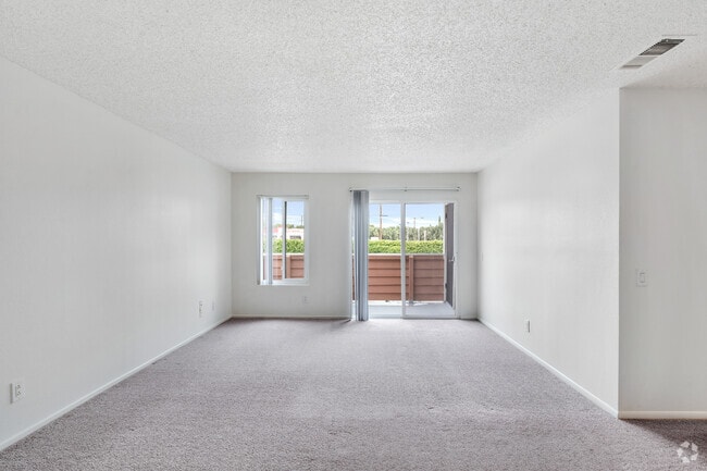 3BR, 2BA - 1097SF - Living Room - Club Royale