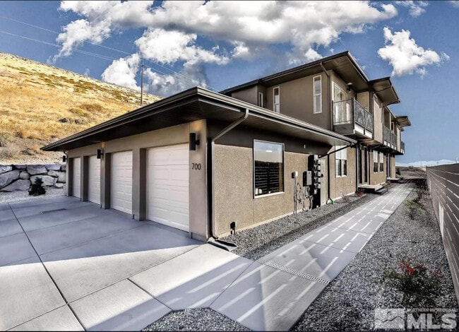 Photo - 710 Bluffs Ct Townhome