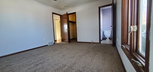 Master brdrm - 818 N Timberline Cir W