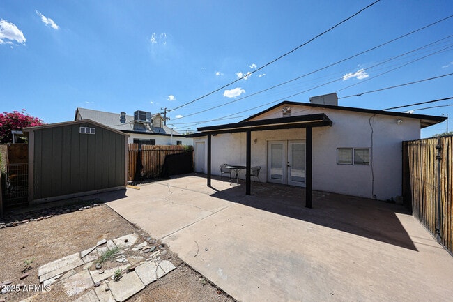 Building Photo - 1614 E Roma Ave