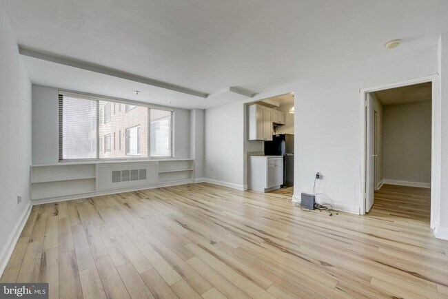 Building Photo - 1121 Arlington Blvd Unit 325