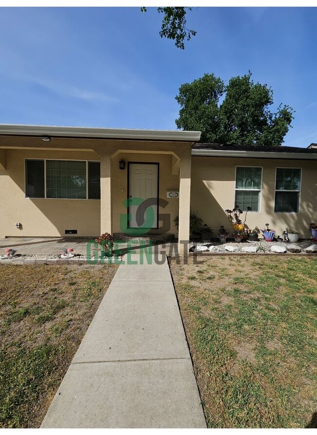 Building Photo - AVAILABLE NOW!! 3 Bedroom 2 Bath Home in Tracy!