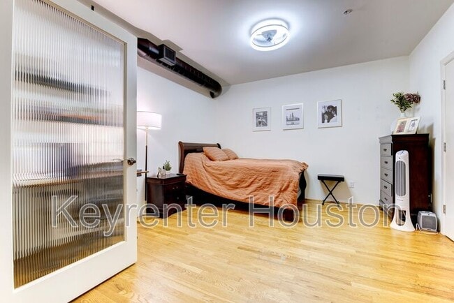 Photo - 1005 S Shepherd Dr