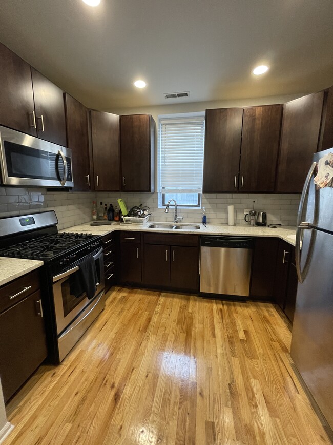 Building Photo - 1351 W Roscoe St Unit 2 Rental