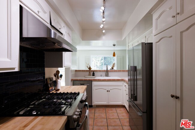 Photo - 6760 Hillpark Dr Unit 408