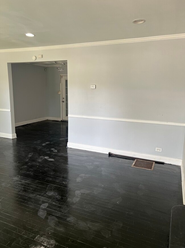 Building Photo - 8507 S Dorchester Ave