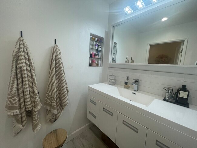 Master bathroom - 5720 Owensmouth Ave