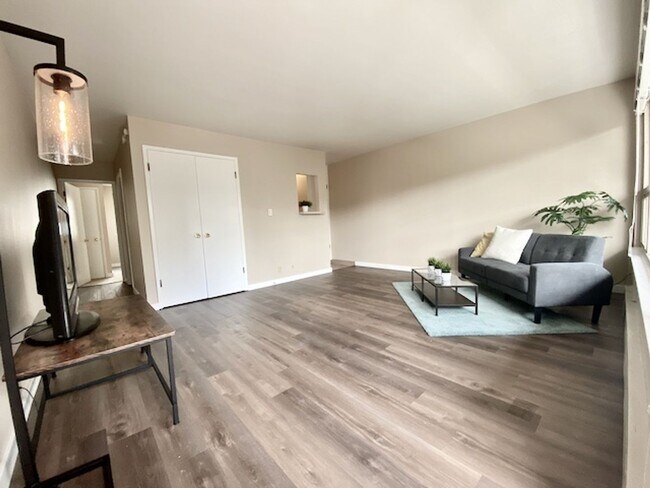 Photo - 700 E Mercer