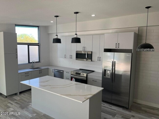 Building Photo - 7440 E Cave Creek Rd