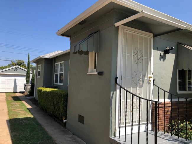 1940's Sacramento Home Walking Distance to... - 1940's Sacramento Home Walking Distance to...