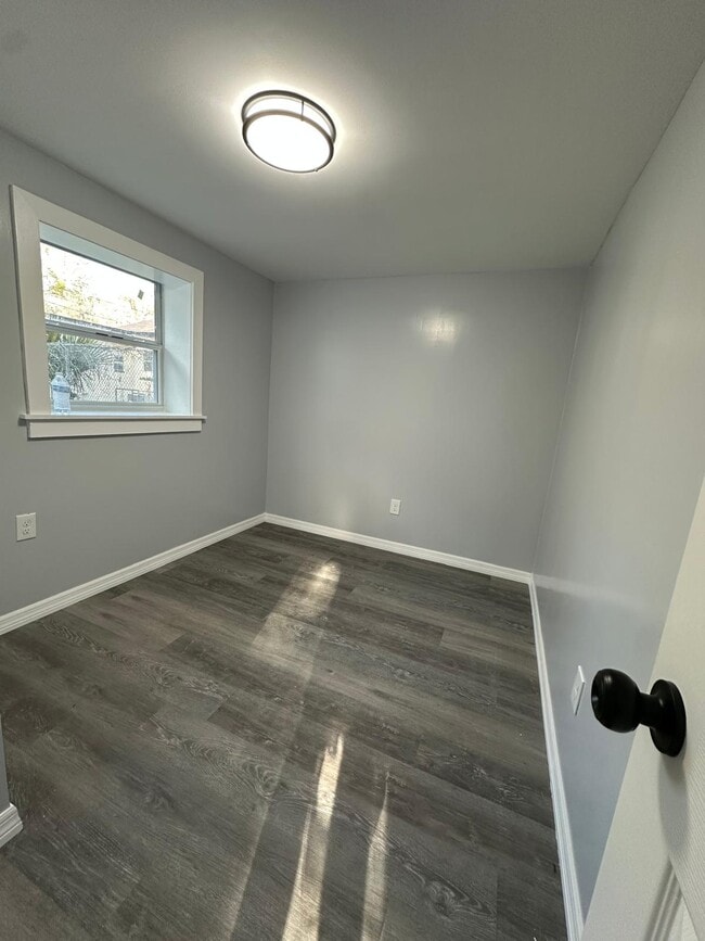 Photo - 1956 W 25th St