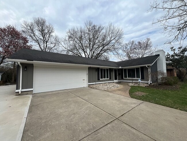 Building Photo - 301 S Village Dr