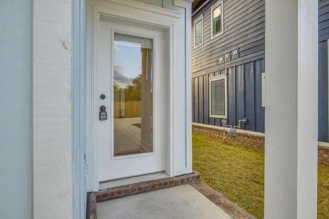 Photo - 520 N De Villiers St