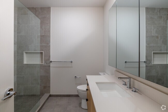 Junior 1BR, 1BA - 538SF - Bathroom