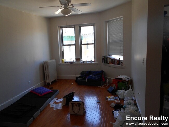 Building Photo - 52 Burbank St Unit 11