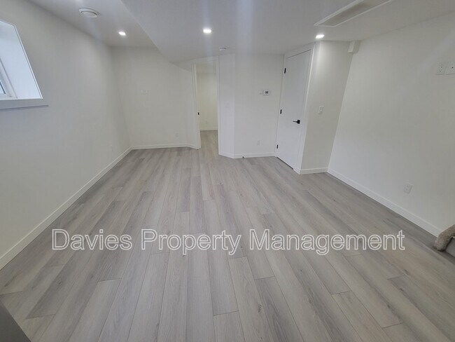 Photo - 17931-17960 60 St NW