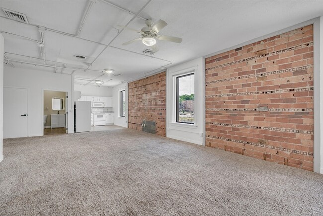 Photo - 400 N Main St