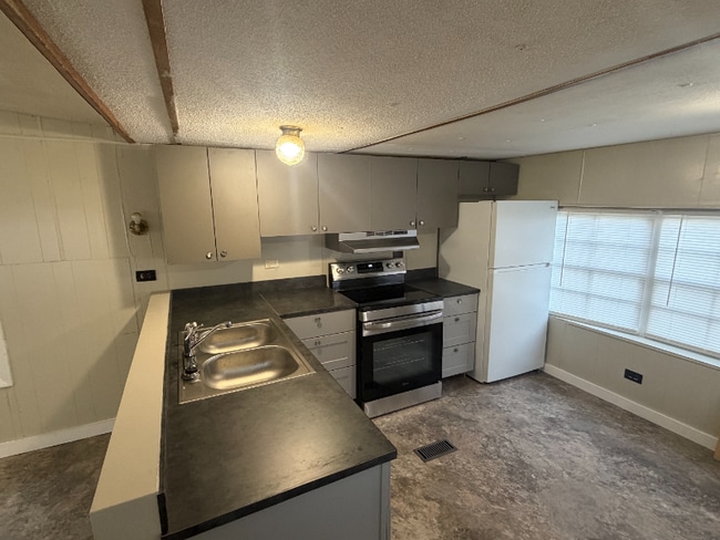 Photo - 129 Edwards St SE