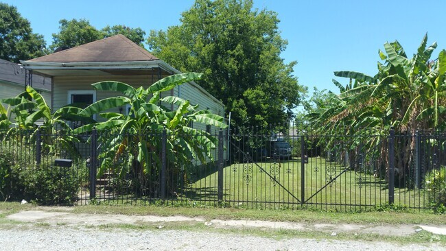 Building Photo - 1636 Monroe St Rental