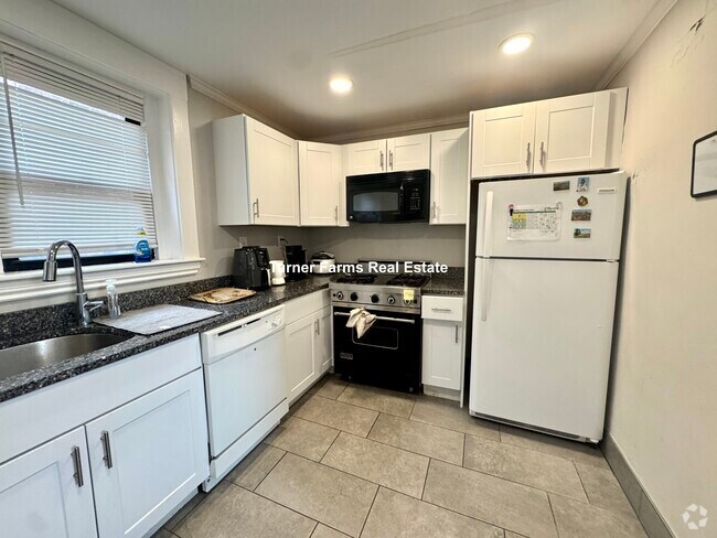 Building Photo - 19 Upland Rd Unit 8 Rental