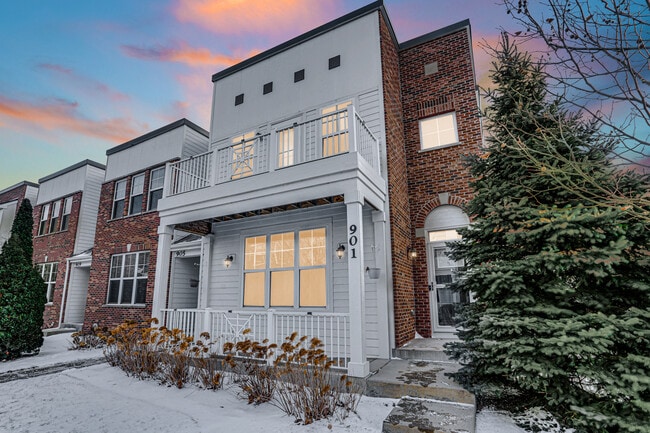 Photo - 901 Times Square Dr