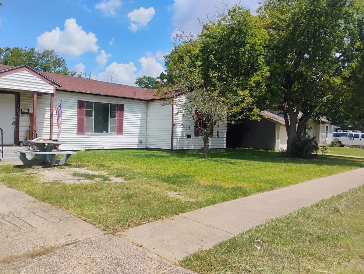 Photo - 609 Freeman Dr House