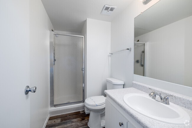 2BR, 2BA - 943SF - Primary Bathroom - Harrison Park