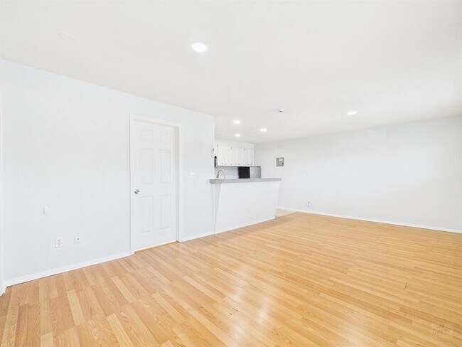 Photo - 304 E 33rd St Unidad 26