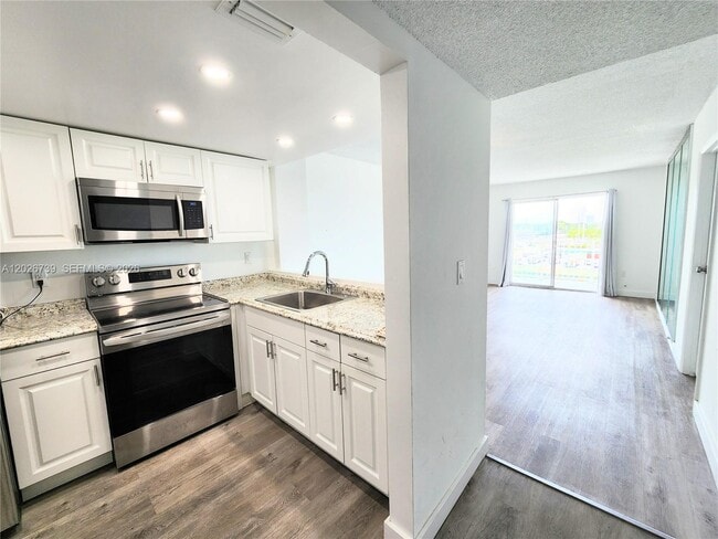 Building Photo - 16465 NE 22nd Ave Unit 610