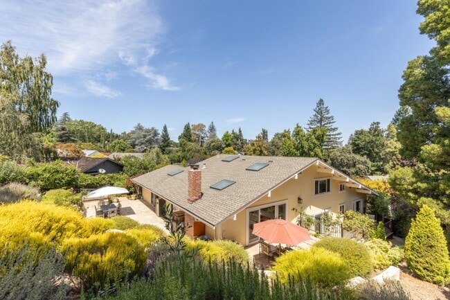Photo - 977 Continental Dr