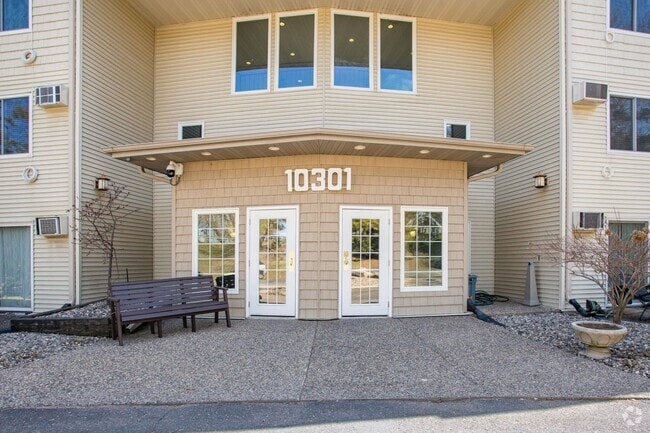Building Photo - Updated 2bd/1ba Condo w/ Pool & Heated Par...
