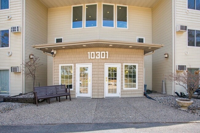 Updated 2bd/1ba Condo w/ Pool & Heated Par... - Updated 2bd/1ba Condo w/ Pool & Heated Par...