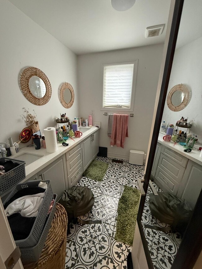 Building Photo - 1267 King St W Unit Room H (Lower)