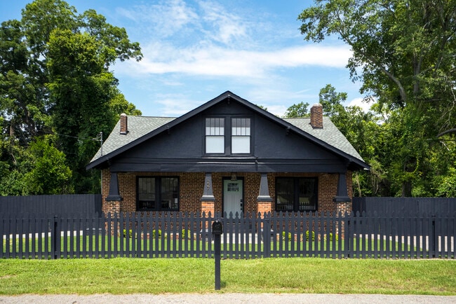 Building Photo - 227 Kershaw St NE