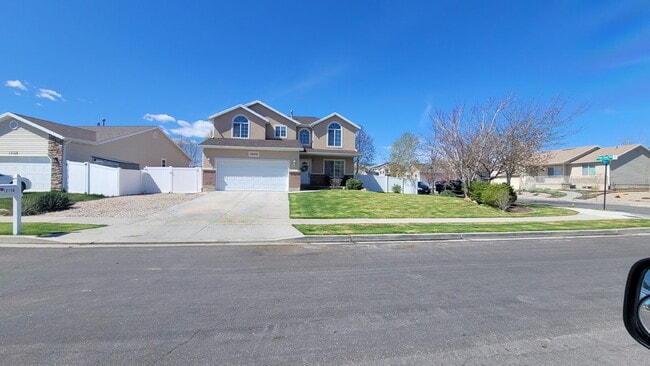 Building Photo - "Spacious 5-Bedroom home with 3.5 Baths and fenced yard!"
