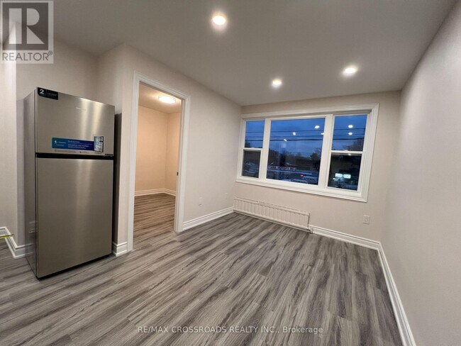 Photo - 1324 B Gerrard St E